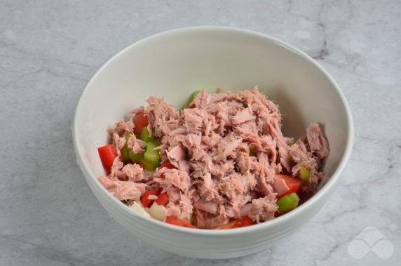 Cocktail salad with tuna and tomatoes - recipe photo, step 2