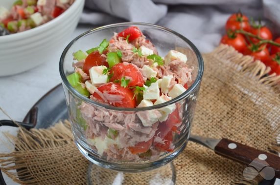 Cocktail salad with tuna and tomatoes - recipe photo, step 3