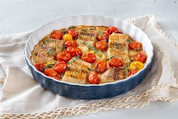 Cod from cod with tomatoes in the oven