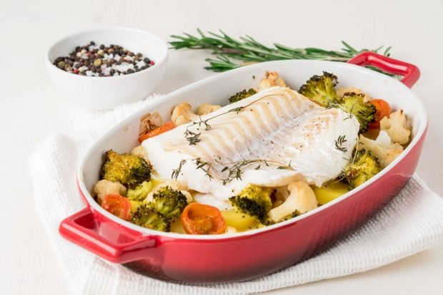 Cod with broccoli and colored cabbage in the oven Cod with broccoli and colored cabbage in the oven
