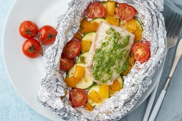 Cod with vegetables and pesto in foil Cod with vegetables and pesto in foil