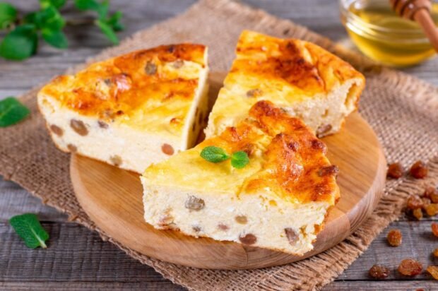 Cottage cheese casserole with raisins and manku in the oven Cottage cheese casserole with raisins and manku in the oven