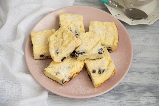 Cottage cheese casserole with raisins in a slow cooker Cottage cheese casserole with raisins in a slow cooker