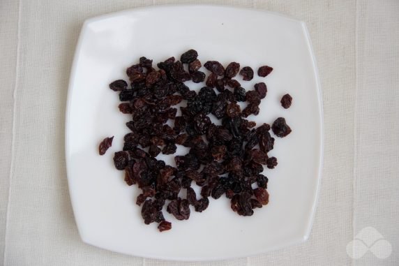 Cottage cheese casserole with raisins in a slow cooker - recipe photo, step 1