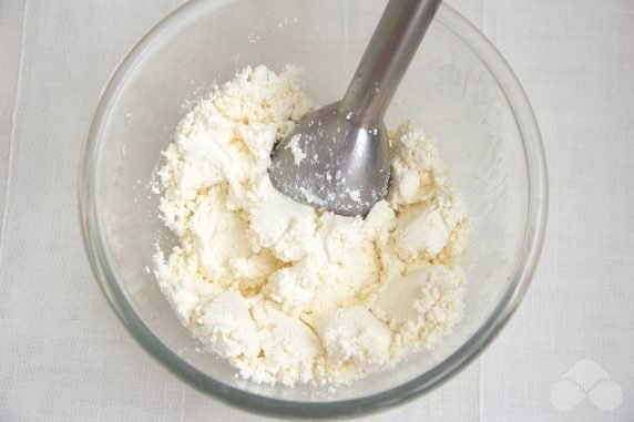 Cottage cheese casserole with raisins in a slow cooker - recipe photo, step 2