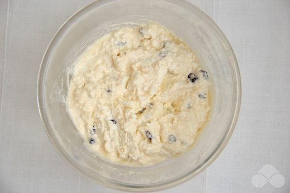 Cottage cheese casserole with raisins in a slow cooker - recipe photo, step 4