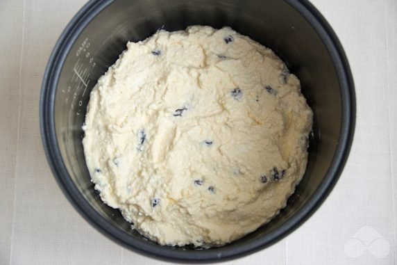 Cottage cheese casserole with raisins in a slow cooker - recipe photo, step 5