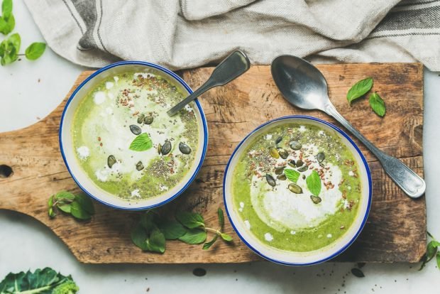 Cream-soup with broccoli, mint and coconut milk