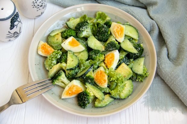 Cucumbers and avocado salad with egg