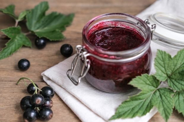 Currant, grunted with sugar without cooking Currant, grunted with sugar without cooking