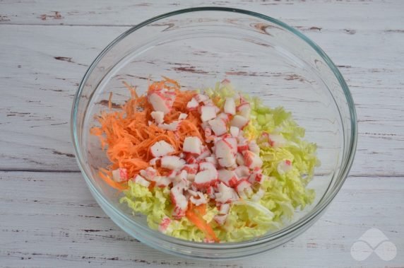 Dietary cabbage salad with carrots and crab sticks - recipe photo, step 2