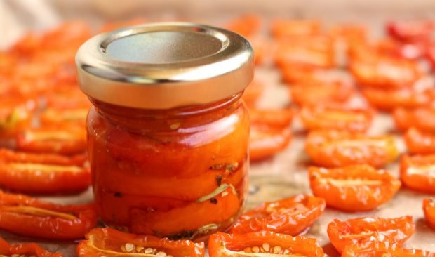 Dried tomatoes in the oven with butter and garlic for the winter Dried tomatoes in the oven with butter and garlic for the winter