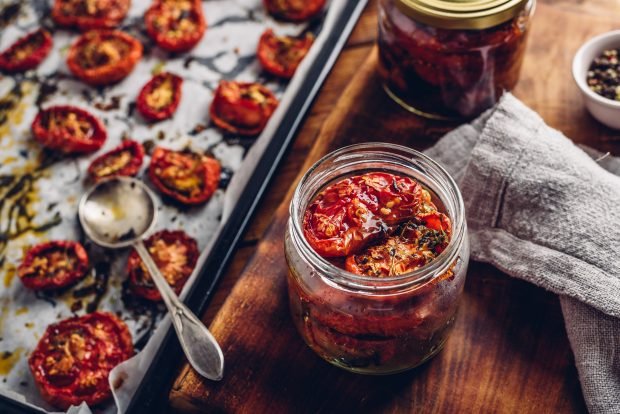Dried tomatoes with garlic in the oven for the winter Dried tomatoes with garlic in the oven for the winter