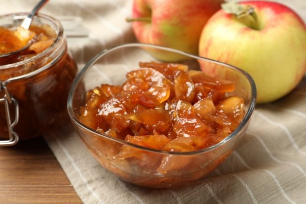 Dry jam from apples in the oven
