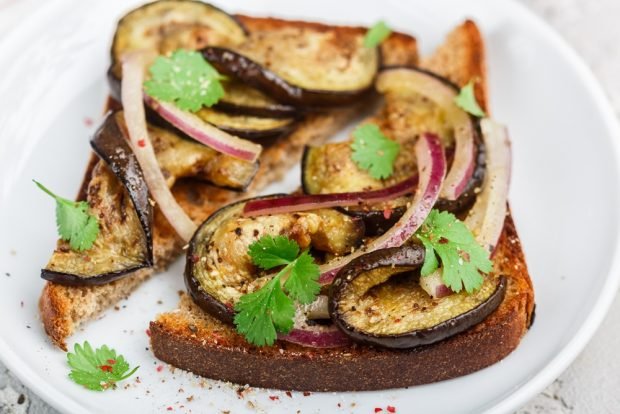 Eggplant sandwiches and onions Eggplant sandwiches and onions