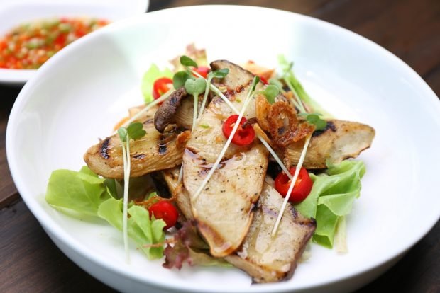Eryst -fried salad with fried mushrooms Eryst -fried salad with fried mushrooms
