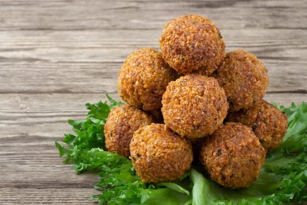 Falafel with sesame seeds