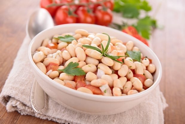 Fast salad with tomatoes and beans Fast salad with tomatoes and beans
