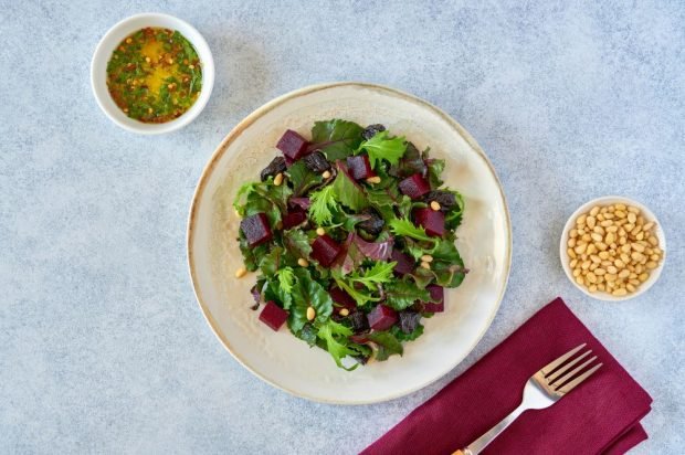 Fresh salad with beets, prunes and cedar nuts Fresh salad with beets, prunes and cedar nuts