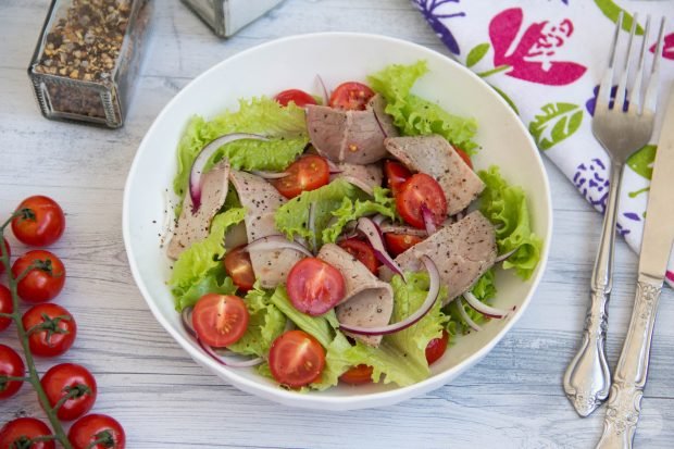 Fresh vegetable salad with beef Fresh vegetable salad with beef