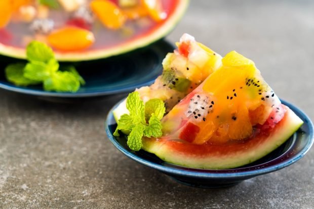 Fruit jelly in watermelon Fruit jelly in watermelon