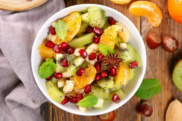 Fruit salad of tangerines, banana and kiwi Fruit salad of tangerines, banana and kiwi
