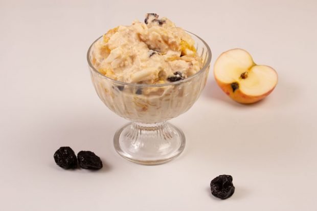 Fruit salad with oatmeal and prunes