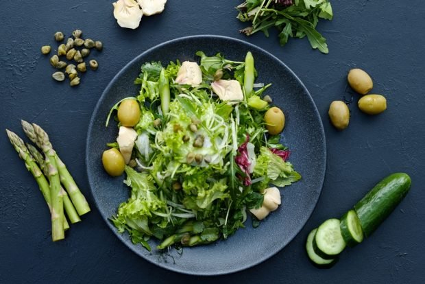 Green salad with asparagus, artichokes and capers Green salad with asparagus, artichokes and capers