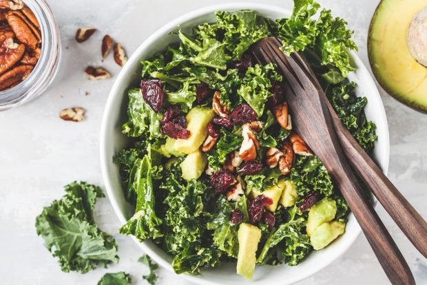 Green salad with avocado and dried cranberry