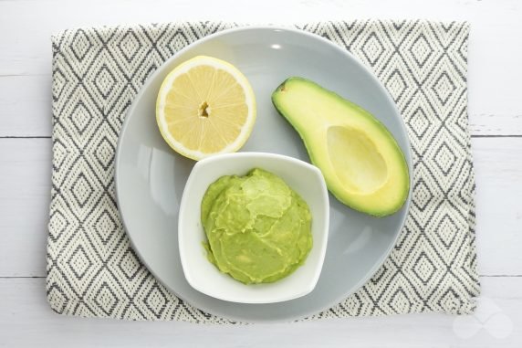 Guacamole with tomatoes and chili - recipe photo, step 2