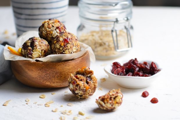 Home sweets with oatmeal and cranberry
