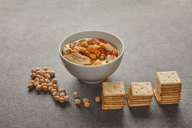 Humus from chickpeas with peanuts