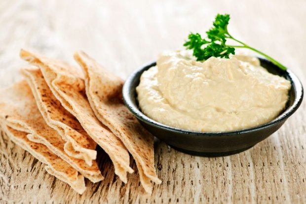 Humus from chickpeas with sesame seeds