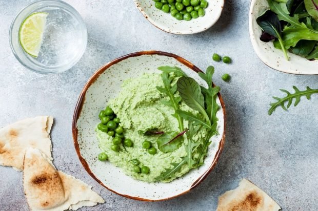 Humus made of green peas Humus made of green peas