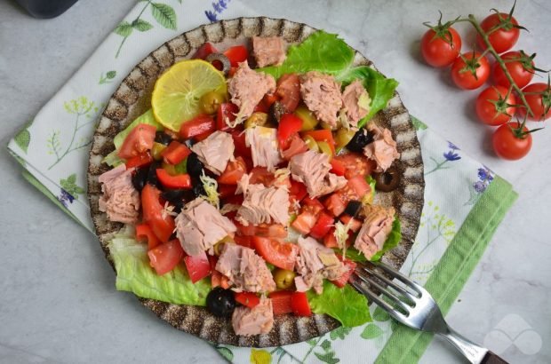 Italian salad with tuna, olives and olives Italian salad with tuna, olives and olives