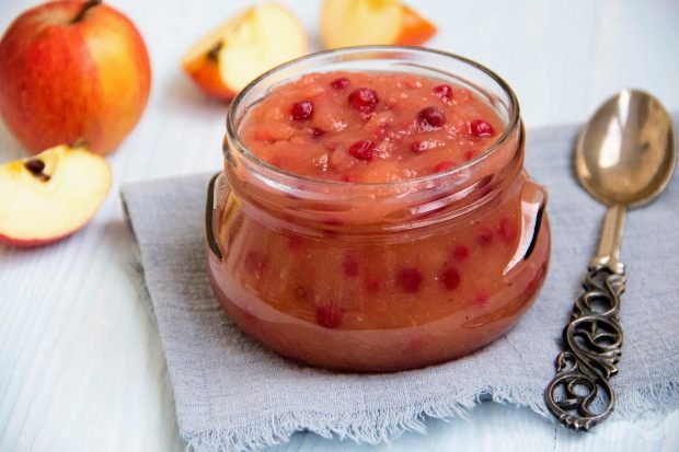 Jam from apples and lingonberries
