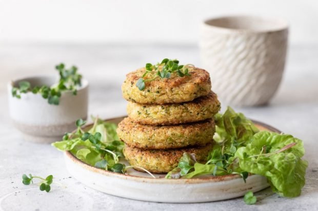 Kinoa cutlets, colored cabbage and cheese Kinoa cutlets, colored cabbage and cheese