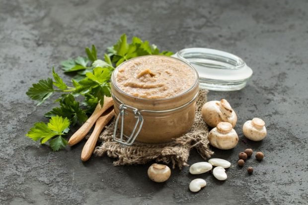 Lenten paste of beans with mushrooms