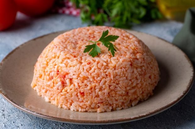 Lenten pilaf with tomato sauce in a slow cooker Lenten pilaf with tomato sauce in a slow cooker