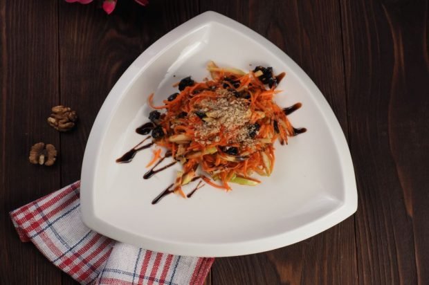 Light salad of Korean carrots, prunes and apple Light salad of Korean carrots, prunes and apple