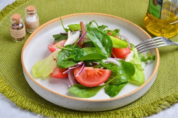Light salad of tomatoes and greens