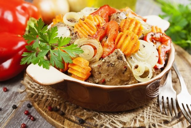 Liver with vegetables in pots Liver with vegetables in pots
