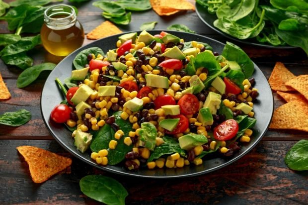 Mexican salad with red beans, avocado and spinach Mexican salad with red beans, avocado and spinach