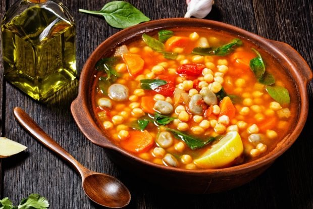 Moroccan soup with chickpeas and beans