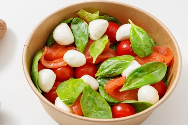 Mozarella salad, cherry tomatoes, spinach and red fish