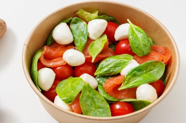 Mozarella salad, cherry tomatoes, spinach and red fish Mozarella salad, cherry tomatoes, spinach and red fish