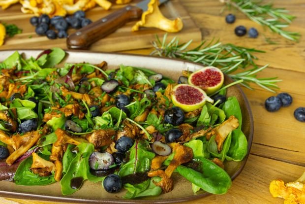 Mushroom salad and blue Mushroom salad and blue
