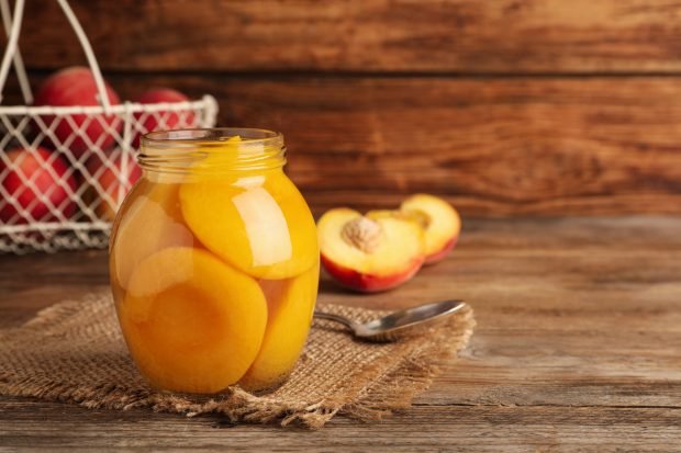 Nectarines in syrup halves Nectarines in syrup halves