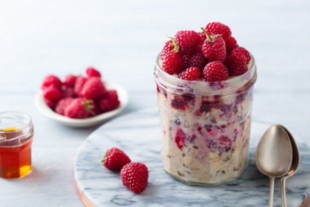 Night oatmeal with berries Night oatmeal with berries