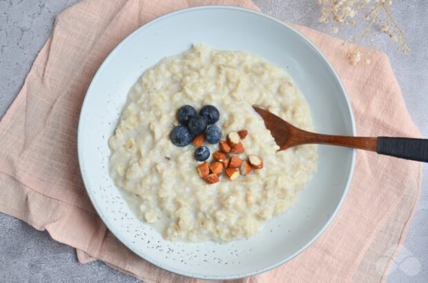 Oat porridge with blueberries and almonds Oat porridge with blueberries and almonds
